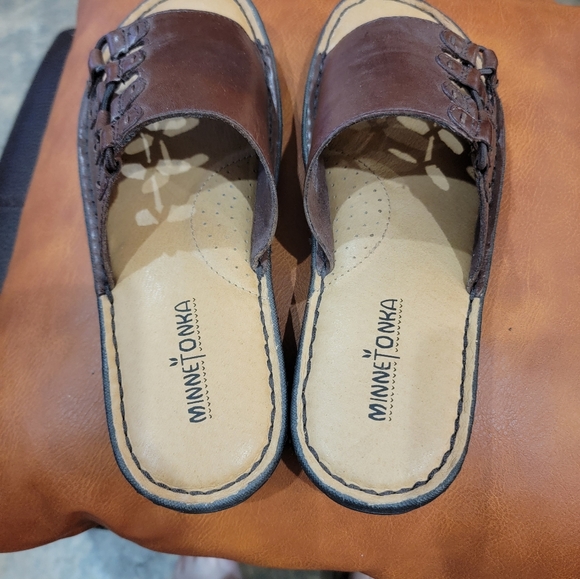 MinneTonka Gillyslide Sandals - Picture 4 of 6